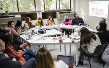 Participantes en la charla conversan con las autoridades.