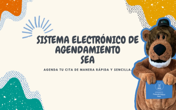 Usachín está parado al lado derecho, con un jockey negro y mostrando un cartel con el logo del Departamento de Promoción Integral de la Salud. De fondo hay una lámina blanca que tiene manchas de color naranjo en la esquina superior izquierda, amarilla en la esquina superior derecha y celeste en la esquina inferior izquierda. Al centro hay un texto que dice Sistema Electrónico de Agendamiento SEA