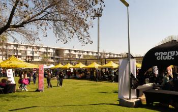 En los pastos de ciencias se instalaron diversos stands ofreciendo información y servicios a la comunidad universitaria