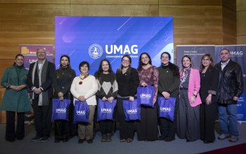 representantes de las universidades estatales posan delante de un telón azul
