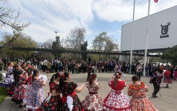 Grupo de folclore bailando en la explanada de casa central