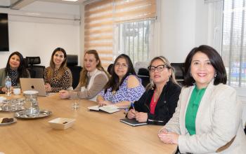 Vicerrectora Rocio Nuñez junto a las nuevas integrantes del consejo asesor de Bienestar