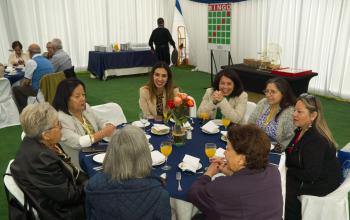Mesa con varias personas jubiladas, acompañadas de la Vicerrectora de Calidad de Vida y de la jefa de Bienestar