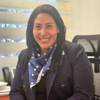Vicerrectora Leticia Araya Ramírez sentada en su escritorio.