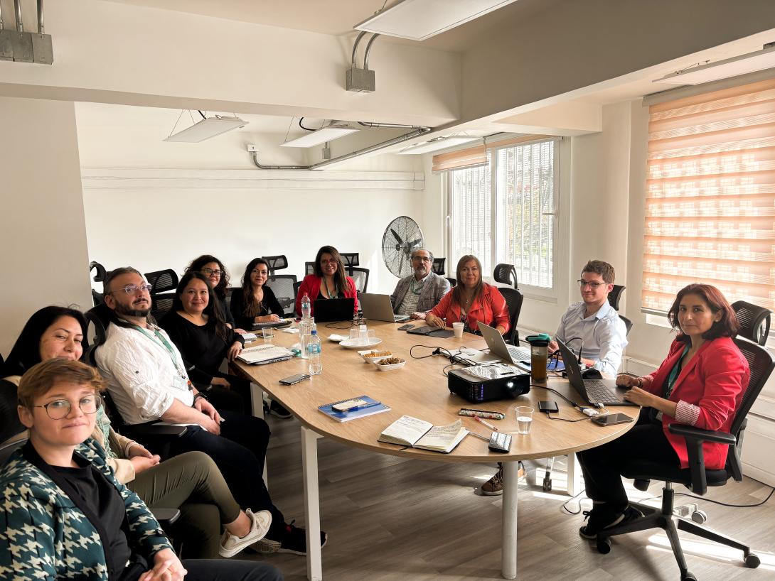 Sala de Reuniones Vicaviged con la mesa central rodeada de personas, hombres y mujeres.
