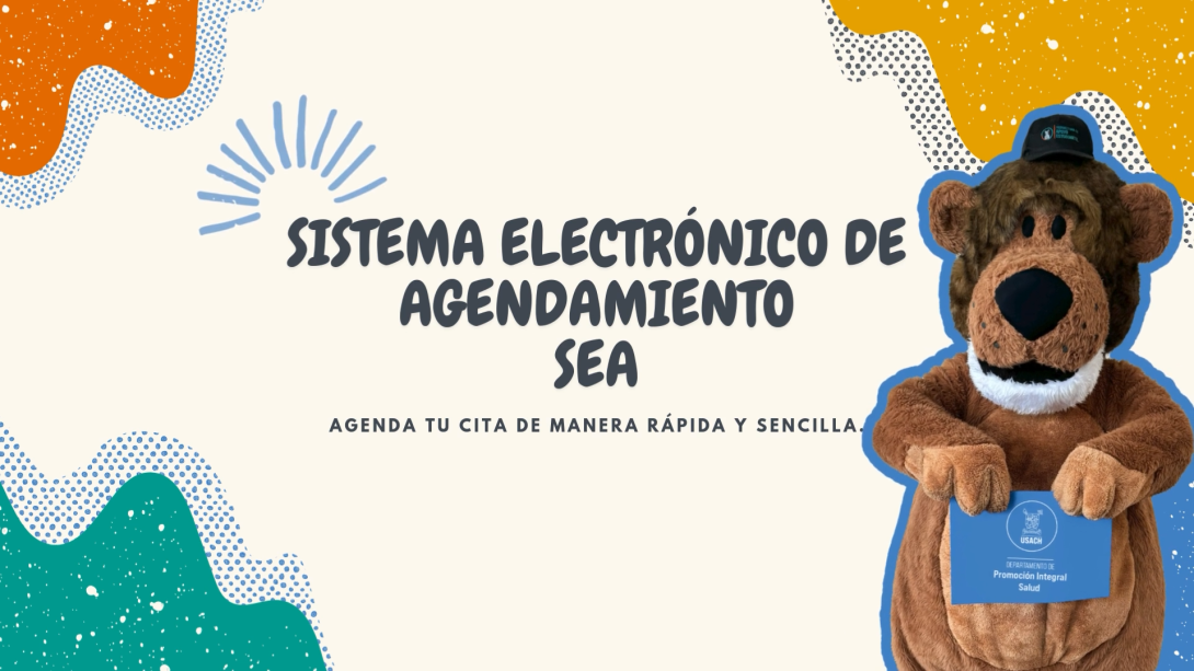 Usachín está parado al lado derecho, con un jockey negro y mostrando un cartel con el logo del Departamento de Promoción Integral de la Salud. De fondo hay una lámina blanca que tiene manchas de color naranjo en la esquina superior izquierda, amarilla en la esquina superior derecha y celeste en la esquina inferior izquierda. Al centro hay un texto que dice Sistema Electrónico de Agendamiento SEA