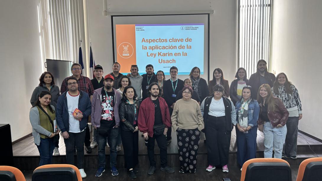 Grupo de personas en el fondo de un auditorio de Vime