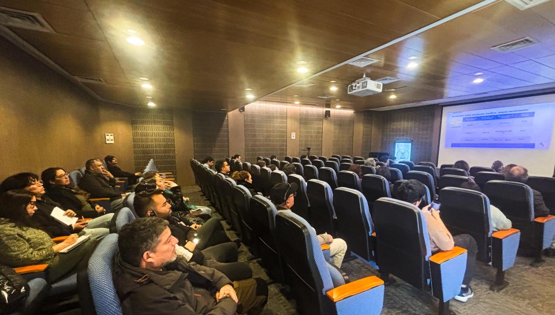 Auditorio Eduardo Morales, con personas sentadas viendo la charla sobre subsidios habitacionales del SERVIU