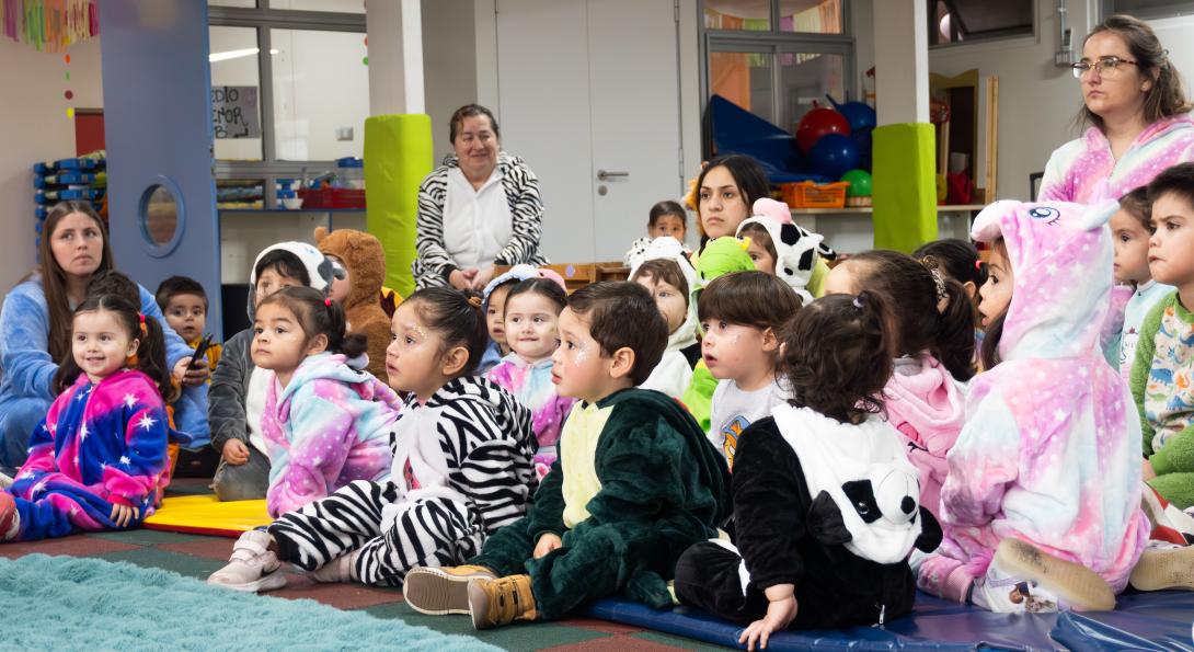niños y niñas sentados en el piso del jardín infantil durante la celebración del Día de la Niñez