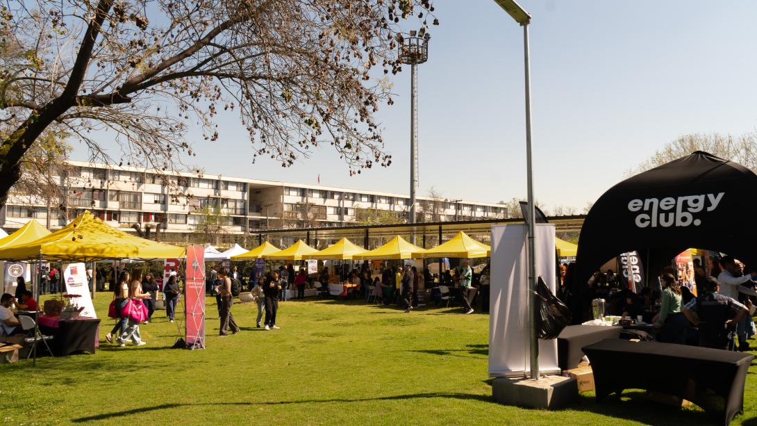 En los pastos de ciencias se instalaron diversos stands ofreciendo información y servicios a la comunidad universitaria