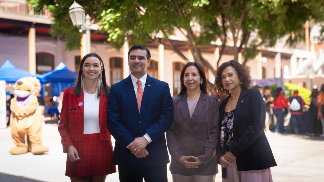 Directora de Género, Rector, expositora y Vicerrectora
