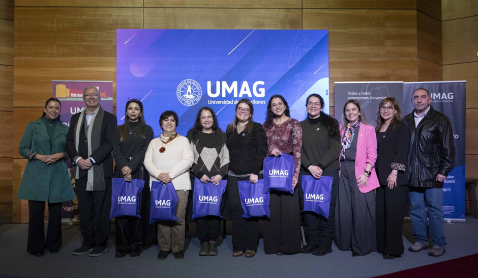 representantes de las universidades estatales posan delante de un telón azul