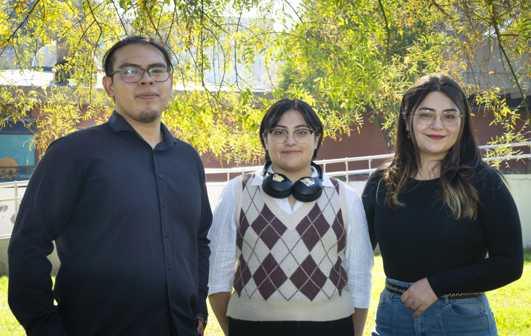 Tres estudiantes posando en las afueras del PLanetario