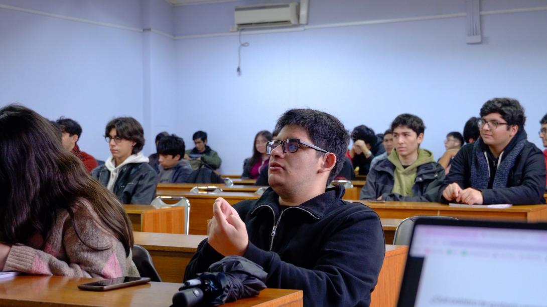Estudiante sordo, joaquín Berríos, en su sala de clases