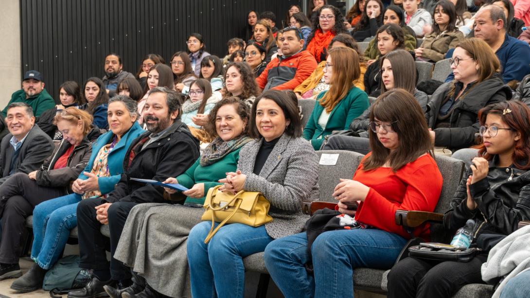 Vicerrectora en el auditorio con público