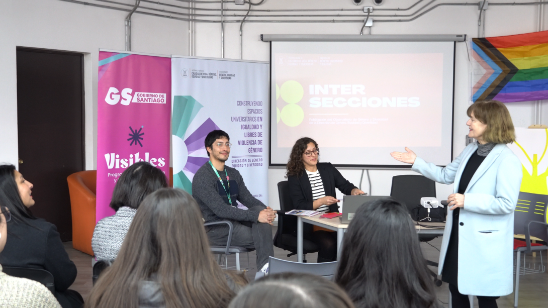 Directora de Género junto a Débora Aguirre de Observatorio en la presentación de Intersecciones