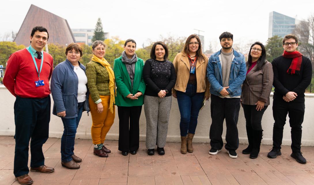 Integrantes del Comité de Prevención posan con el Planetario de fondo