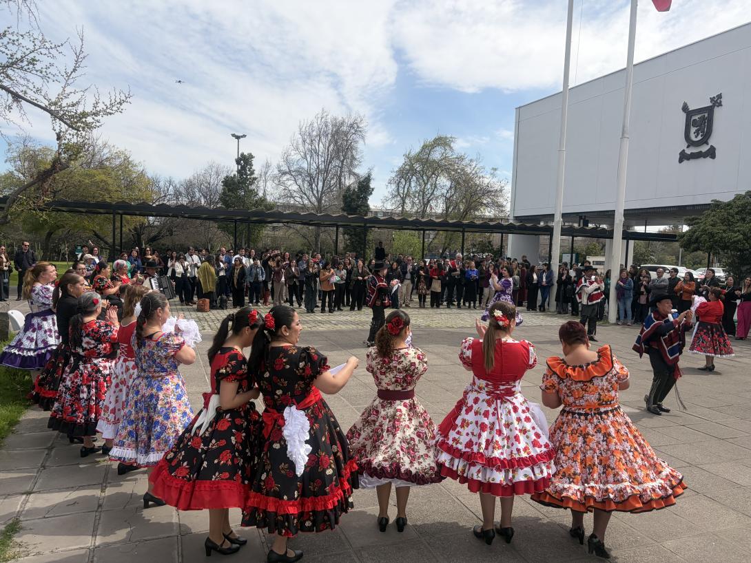 Grupo de folclore bailando en la explanada de casa central