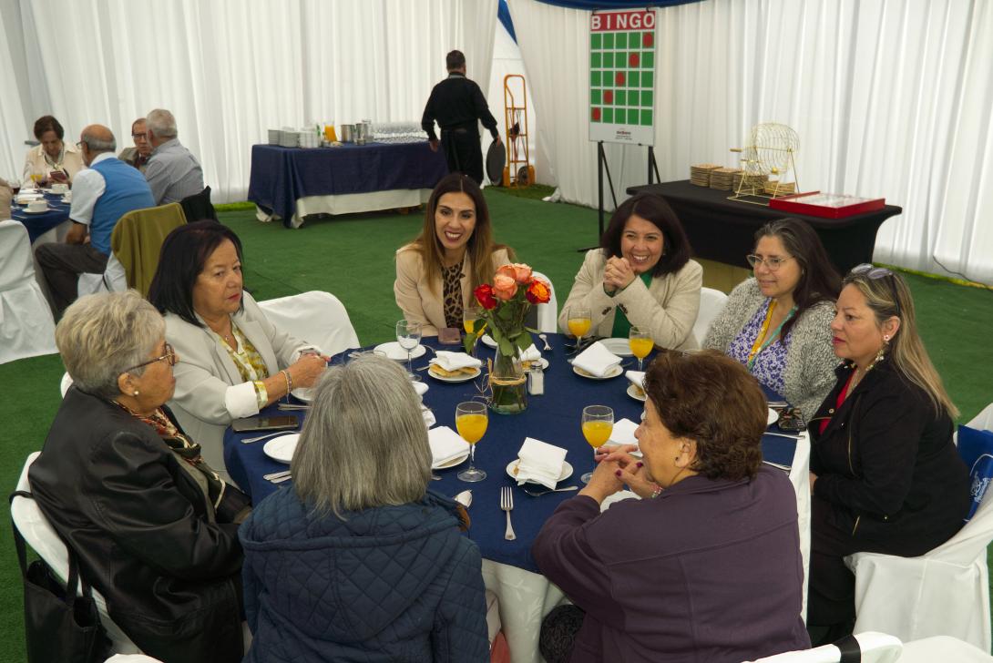 Mesa con varias personas jubiladas, acompañadas de la Vicerrectora de Calidad de Vida y de la jefa de Bienestar