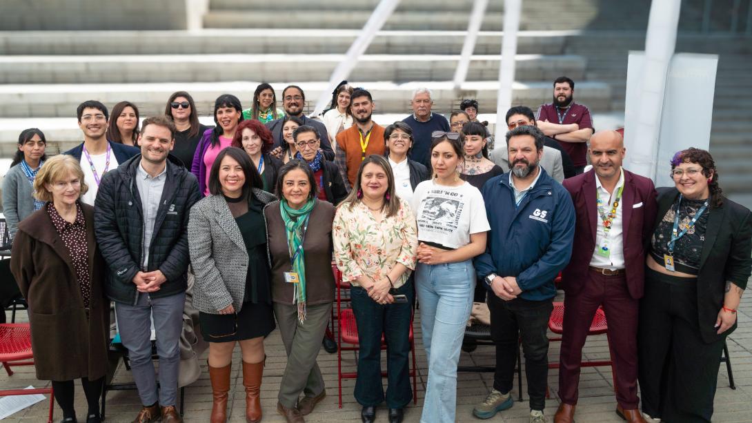 Autoridades y participantes en Feria Laboral Visibles